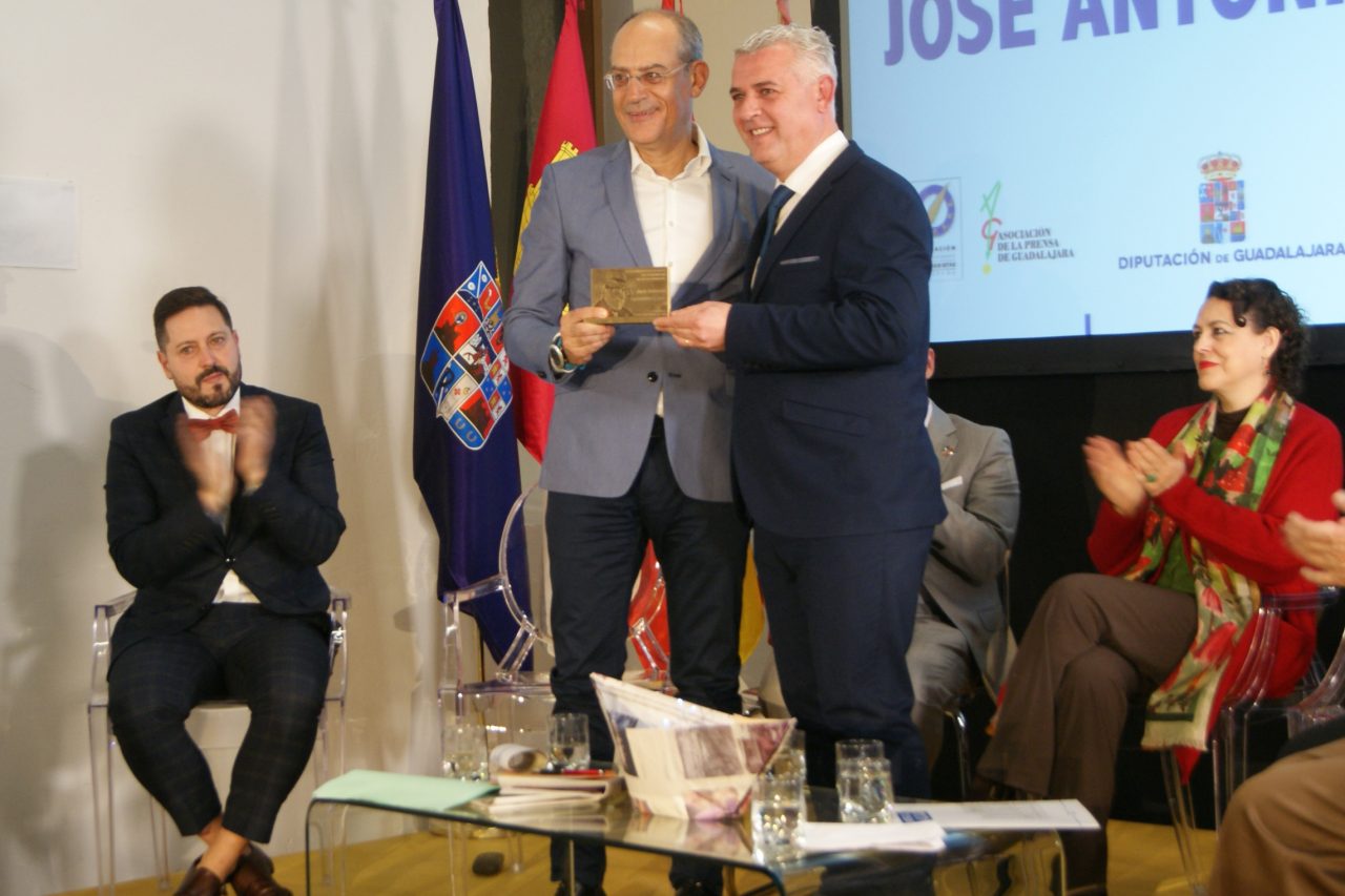 José Antonio Guardiola recibe el VII Premio de Periodismo “Cátedra Manu Leguineche”